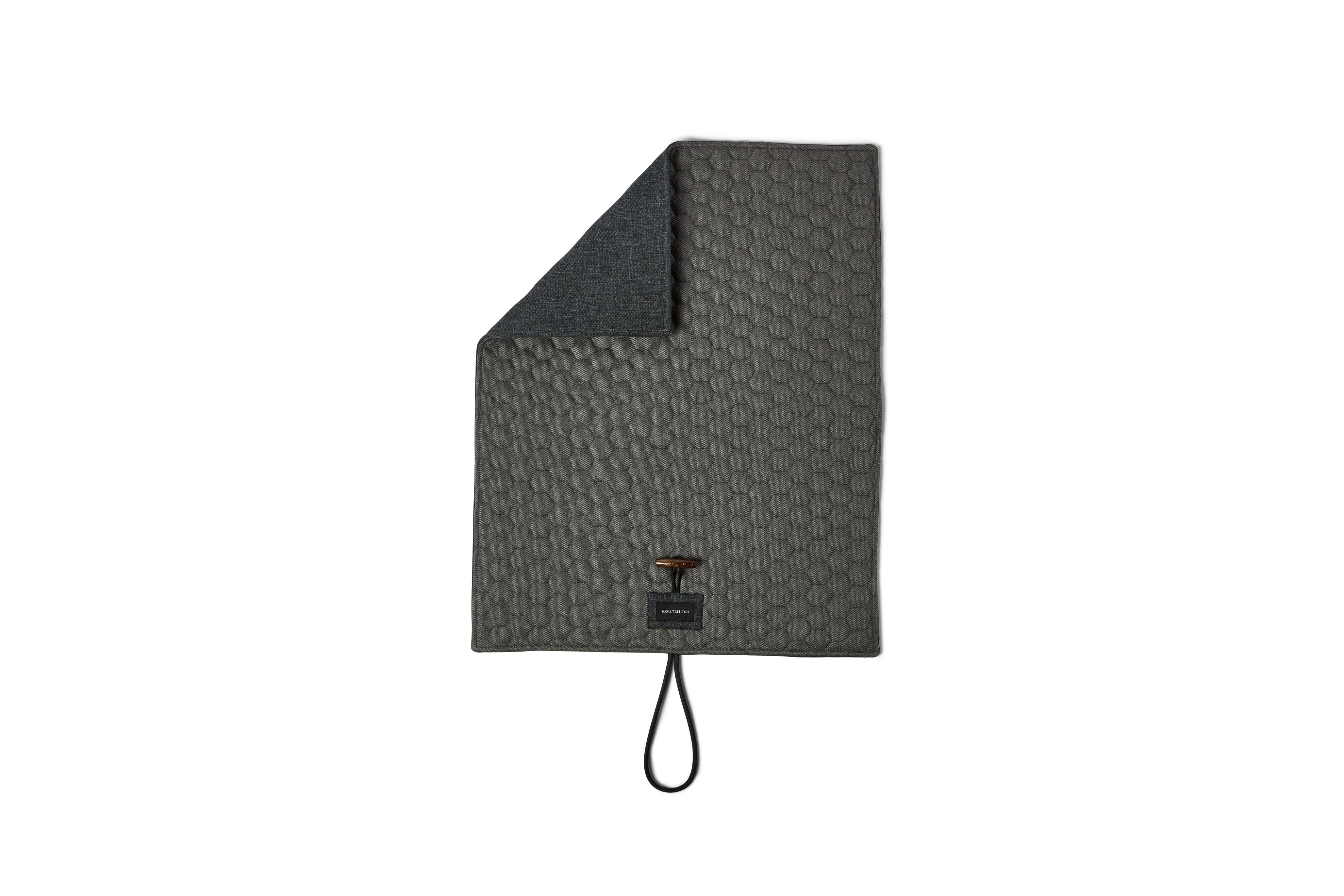 molly-and-stitch-honeycomb-hundereisematte-grey image 5