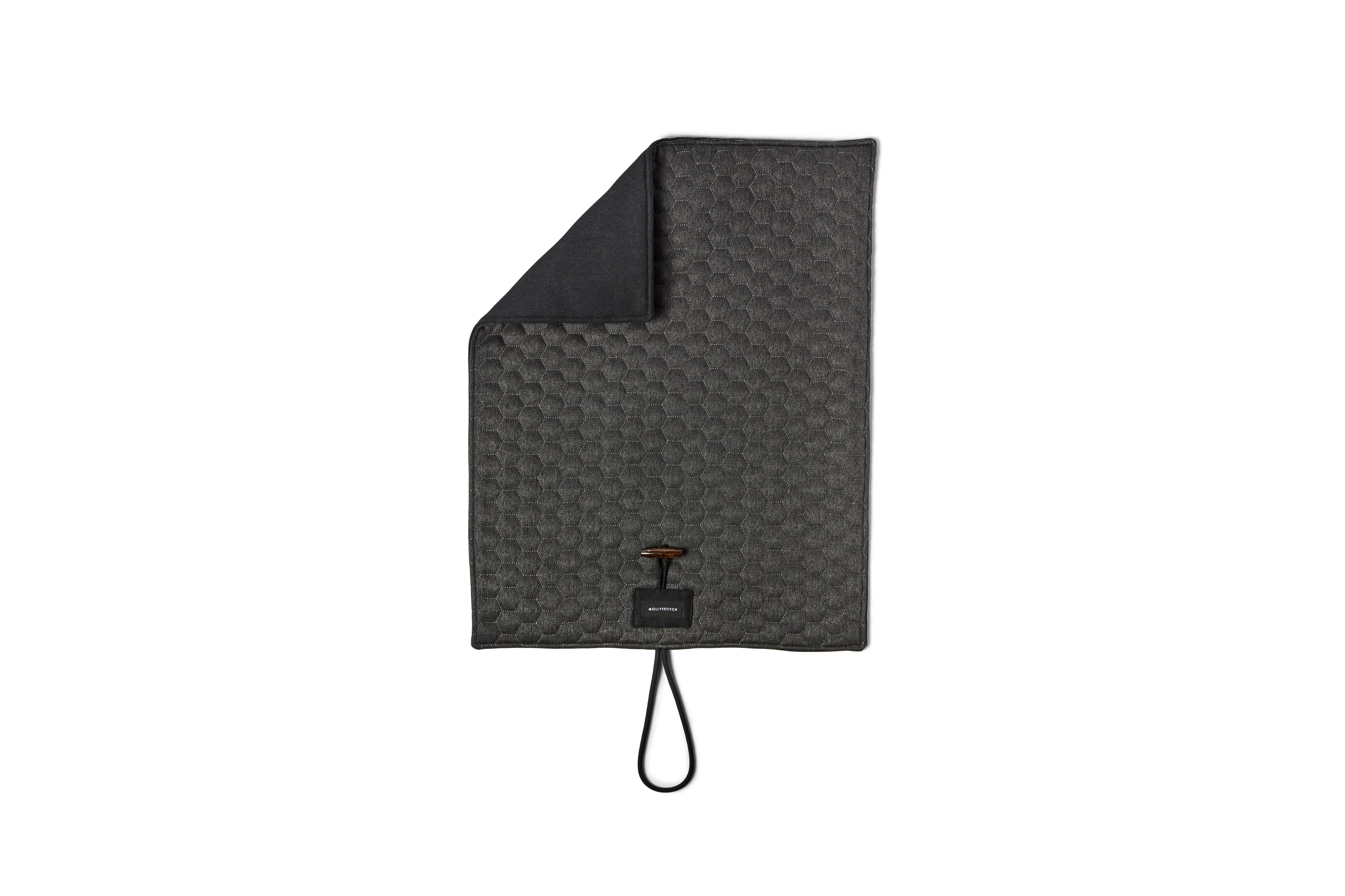 molly-and-stitch-honeycomb-hundereisematte-charcoal image 5
