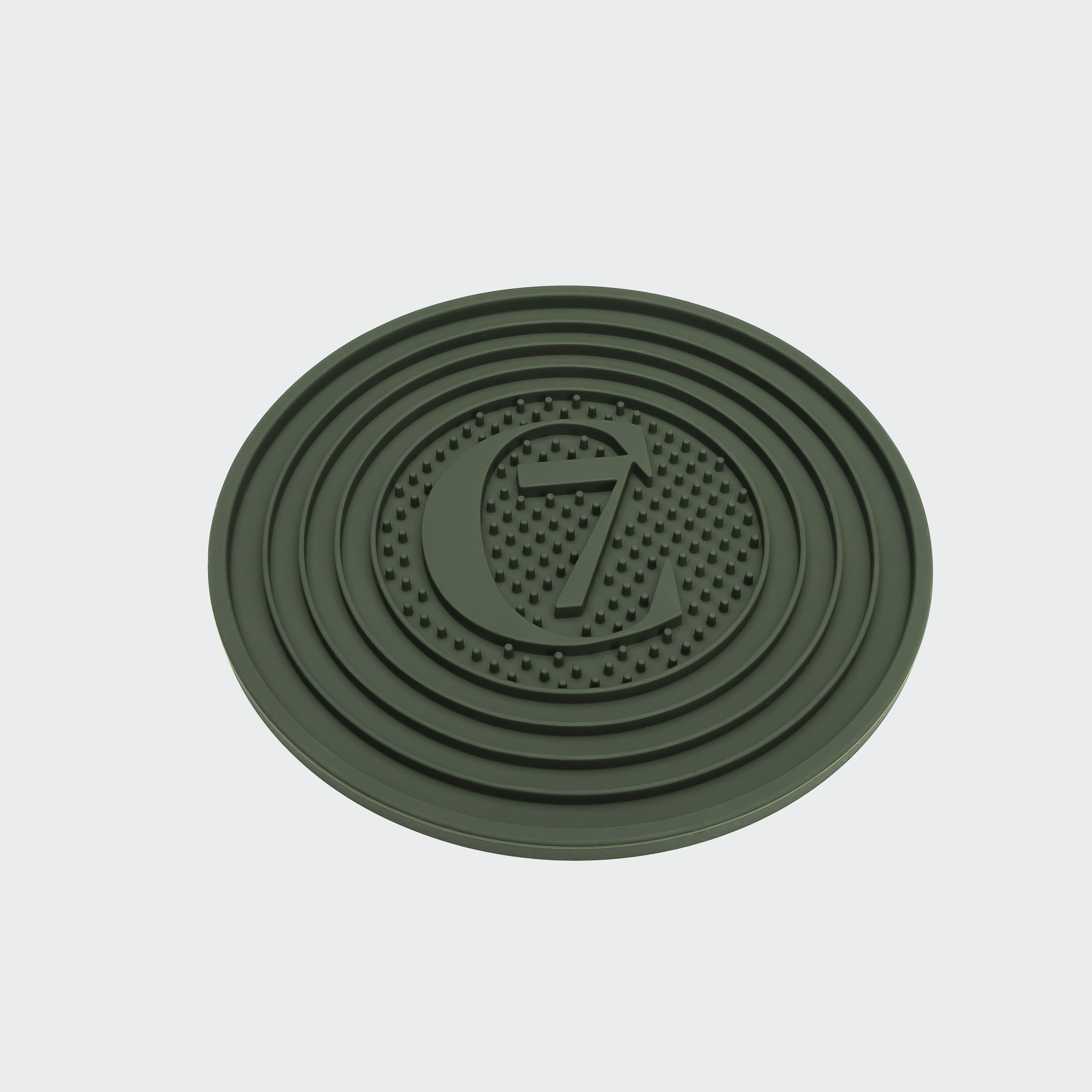 cloud7-schleckmatte-c7-dark-olive-runde-lick-mat-mit-logo-struktur image 1