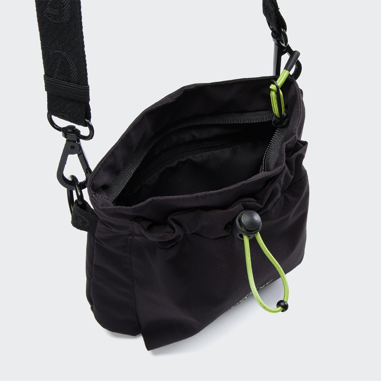 cloud7-aktiv-leckerlibeutel-crossbody-black image 3
