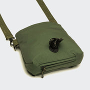 cloud7-aktiv-goodie-bag-olive-crossbody-leckerlibeutel-aus-ripstop image 2