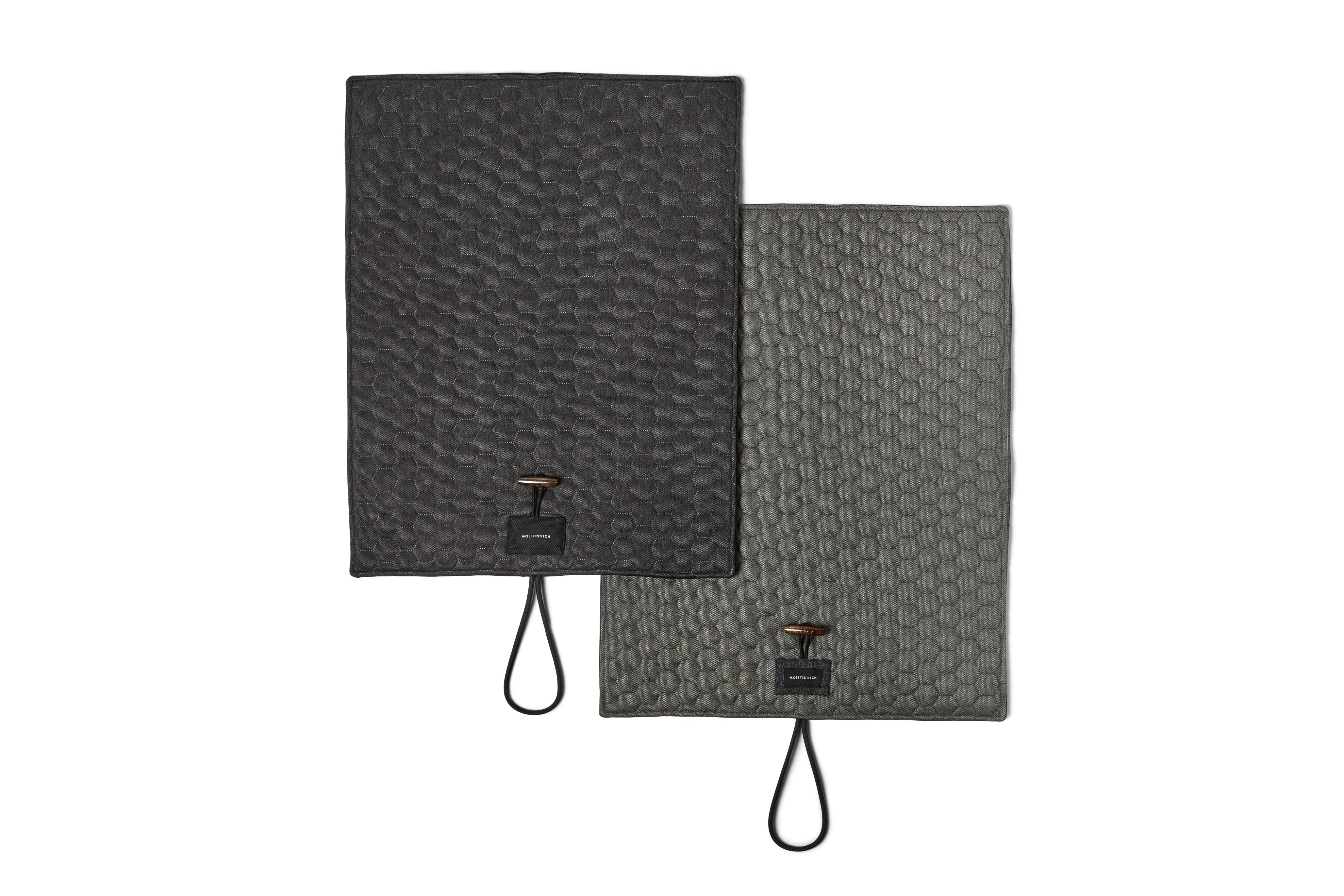 molly-and-stitch-honeycomb-hundereisematte-charcoal image 6