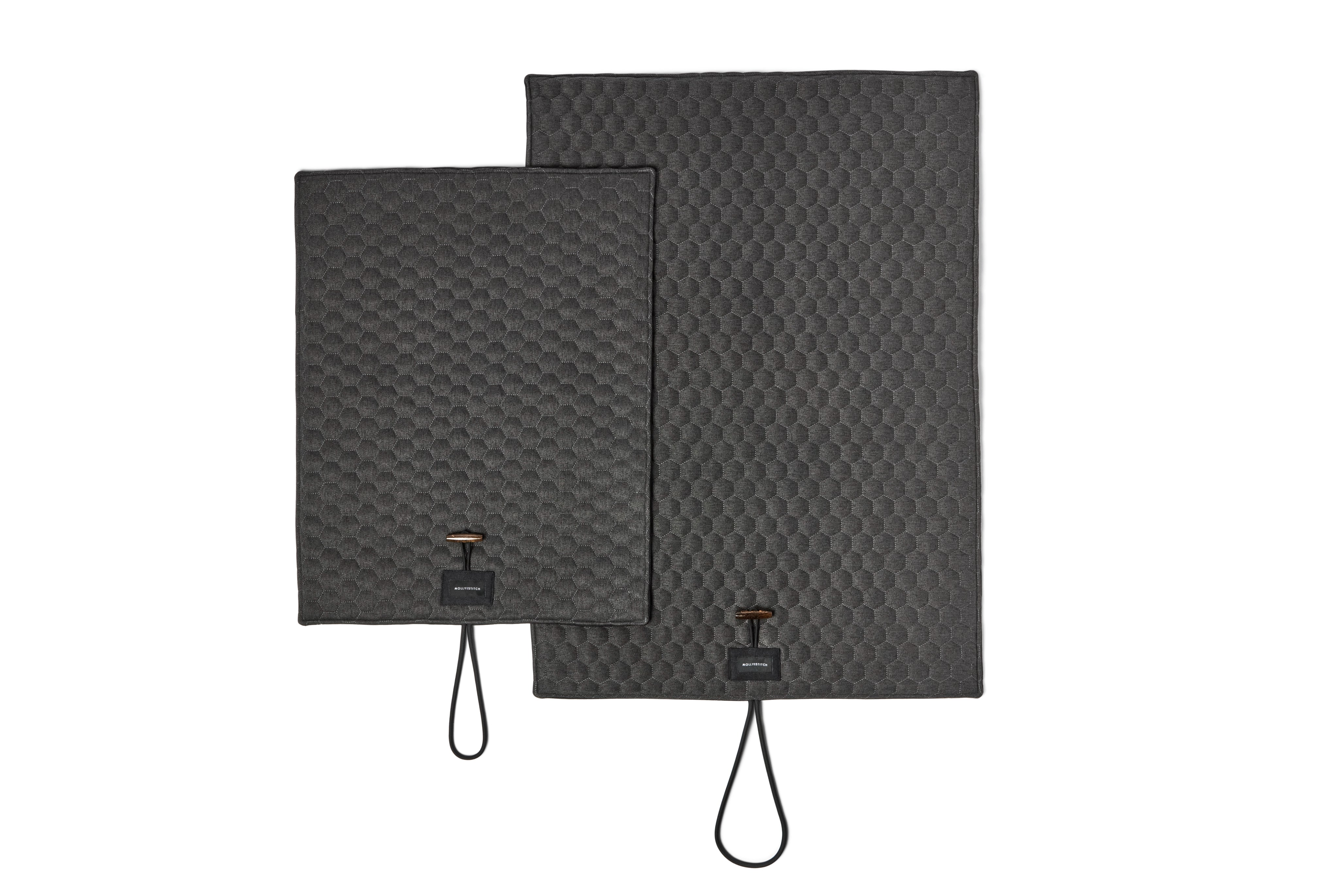 molly-and-stitch-honeycomb-hundereisematte-charcoal image 3