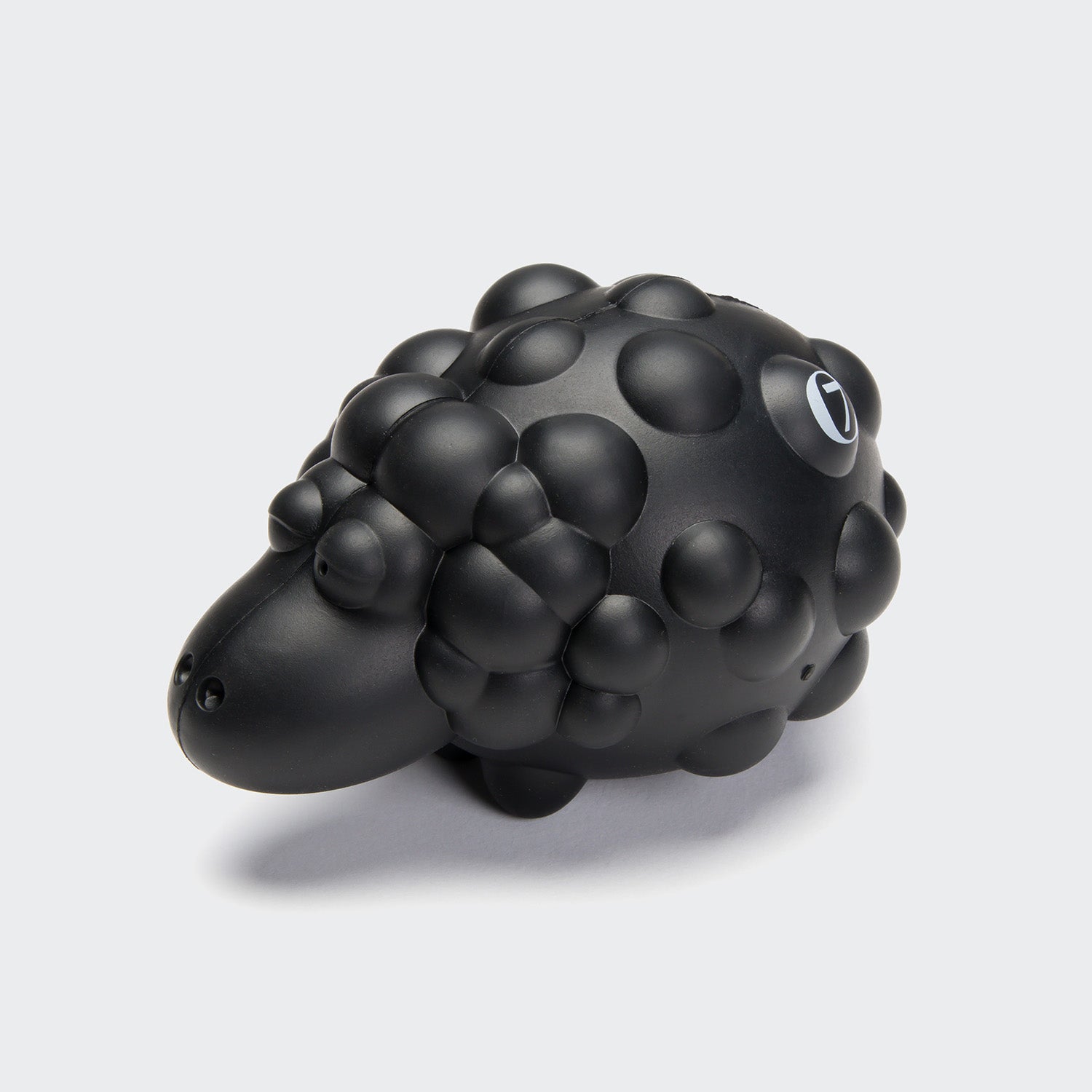 cloud7-kau-apportierspielzeug-schaf-meryl-black image 1