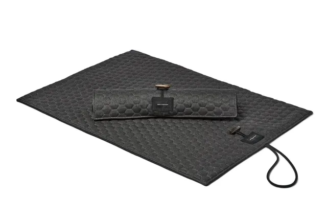 molly-and-stitch-honeycomb-hundereisematte-charcoal image 1