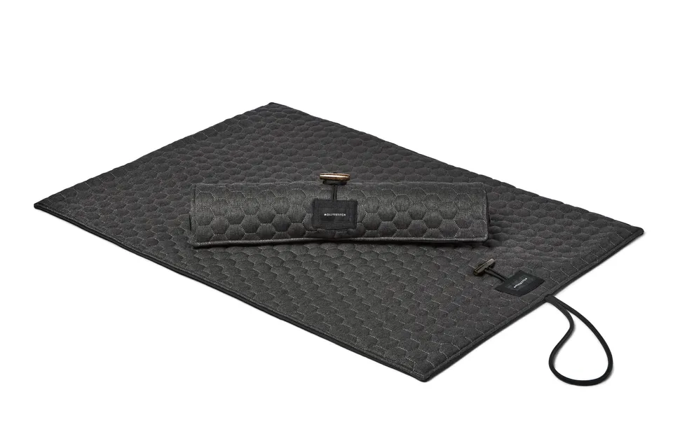 molly-and-stitch-honeycomb-hundereisematte-charcoal image 1