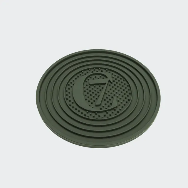cloud7-schleckmatte-c7-dark-olive-runde-lick-mat-mit-logo-struktur image 1