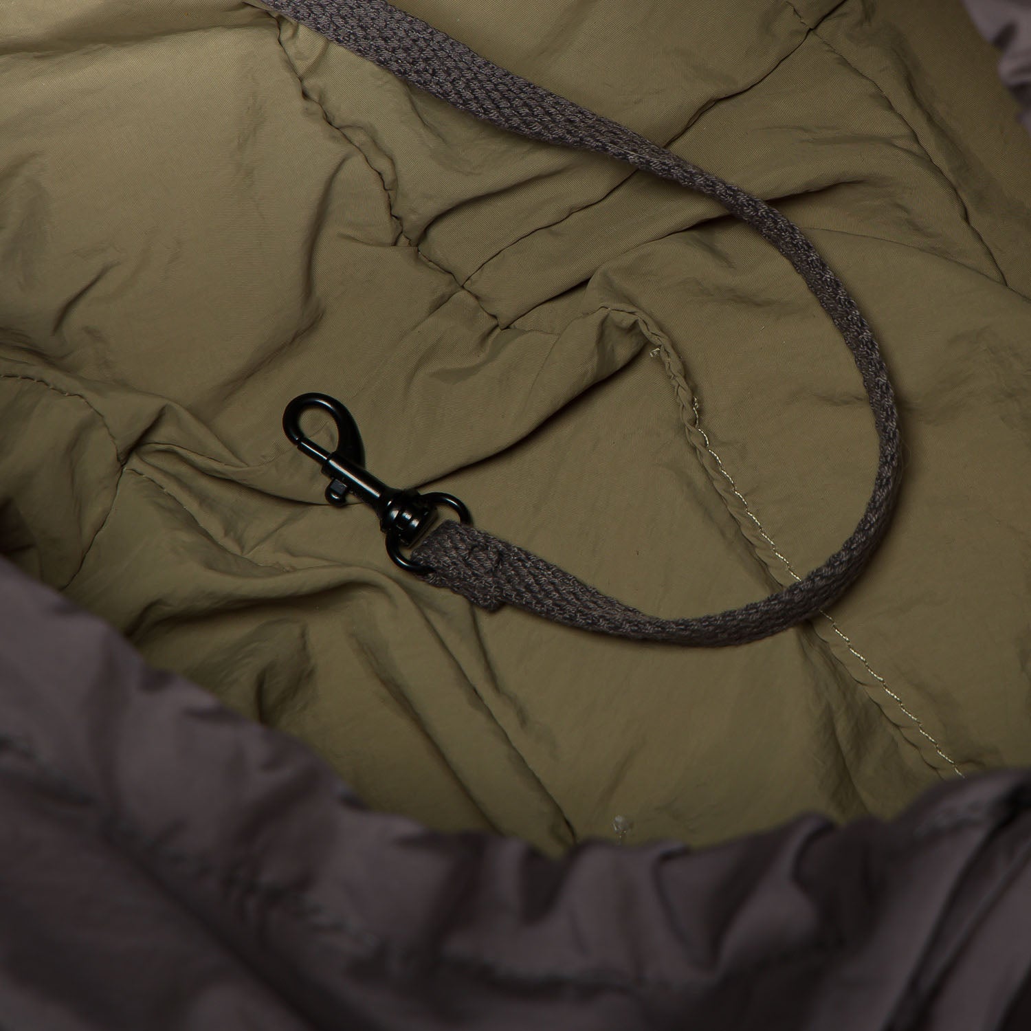 cloud7-lttl-puffer-hundeumh-ngetasche-dark-grey-khaki-hundetragetasche image 3
