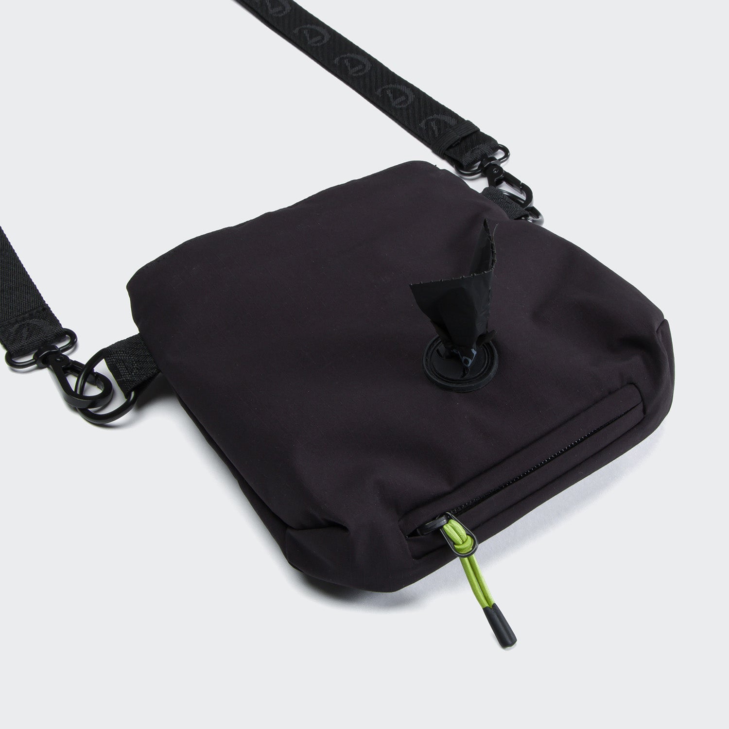 cloud7-aktiv-leckerlibeutel-crossbody-black image 2